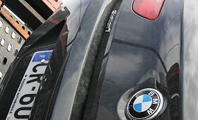 Prie Joni&scaron;kio nuo kelio nuvirto autovežis su &scaron;e&scaron;iais brangiais automobiliais