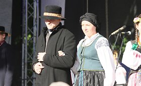 &Scaron;iauliuose &bdquo;Saulės žiedo&ldquo; festivalis vainikuotas ode tautiniam kostiumui