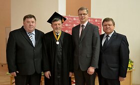 LSU Garbės daktaro regalijos įteiktos treneriui A.Kosauskui