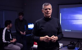 Mažiausia pasaulio prakartėlė telpa adatos skylutėje