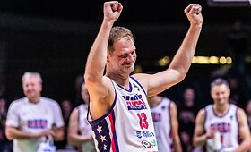 Esto krep&scaron;inio legendos Martino Muurseppo pagerbimo rungtynėse &ndash; Saulius &Scaron;tombergas.