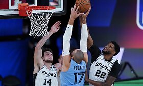 Jonas Valančiūnas rungtynėse su &bdquo;Spurs&ldquo;