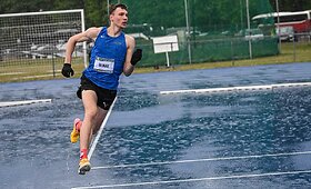 Per varžybas Palangoje lengvaatlečius prausė lietus
