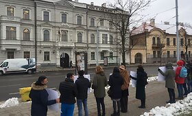 Spektaklio &bdquo;Dreamland&ldquo; kūrybinės komandos piketas prie Lietuvos Vyriausiojo administracinio teismo