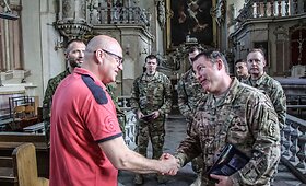&bdquo;Geležinio vilko 2017&ldquo; pratybų metu kariai lankė darželius, senelius, vasaros stovyklas