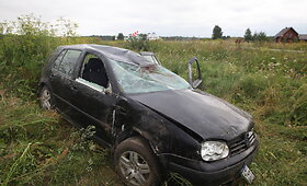 Neblaivaus vairuotojo &bdquo;Volkswagen Golf&ldquo; nuvažiavo nuo kelio ir apsivertė