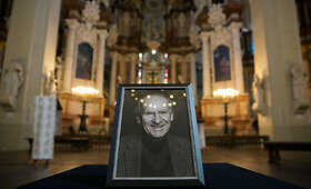 Atsisveikinimas su architektu Algimantu Nasvyčiu