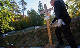 Antakalnio kapinėse ruo&scaron;iamasi Adolfo Ramanausko-Vanago laidotuvėms