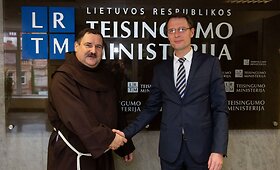 Teisingumo ministras E.Jankevičius susitiko su Luki&scaron;kių tardymo izoliatoriaus-kalėjimo kapelionu A.Pe&scaron;kaičiu