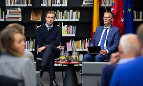Diskusija &bdquo;Ar verta keisti Konstituciją dėl dvigubos pilietybės?&ldquo;