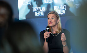 Filmo &bdquo;Tarp pilkų debesų&ldquo; kūrėjų spaudos konferencija