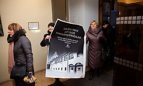 Vilniaus Vytauto Didžiojo gimnazijos mokytojai aplankė &Scaron;vietimo ministerijoje streikuojančius mokytojus