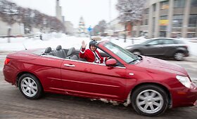Kalėdinis pasivažinėjimas Alytuje su kabrioletu &bdquo;Chrysler Sebring&ldquo;