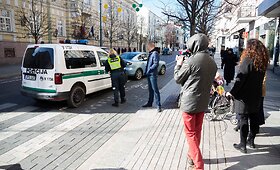 Vyras automobiliu perėjoje partrenkė dvi moteris su vaikais