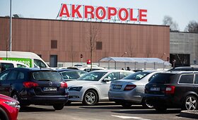 Pilnutėlė Rygos &bdquo;Akropolio&ldquo; automobilių stovėjimo aik&scaron;telė