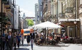 Lauko kavinių staliukai ant &scaron;aligatvių Vilniuje