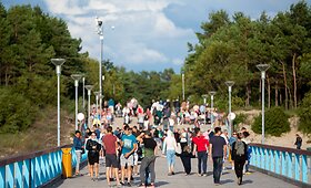 Vėjuotą savaitgalio vakarą Palangoje poilsiautojų netrūksta