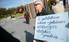 Protestas dėl Laisvės kalvos monumento Luki&scaron;kių aik&scaron;tėje