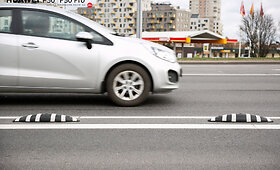 A juostos Ukmergės gatvėje atskirtos borteliais nuo viso automobilių srauto
