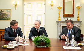 Prezidentas G.Nausėda susitiko su L.Linkevičiumi ir R.Karobliu