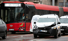 Kalvarijų g. ir Konstitucijos pr. sankryžoje susidūrė du autobusai ir automobilis
