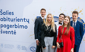 &Scaron;imtu balų egzaminus i&scaron;laikiusių abiturientų apdovanojimų ceremonija