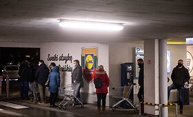 Koronavirusas nebaisus: žmonės stovi eilėse, kad patektų į parduotuves