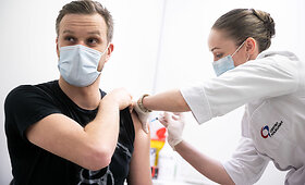 Gabrielius Landsbergis pasiskiepijo nuo COVID-19 &bdquo;AstraZeneca&ldquo; vakcina