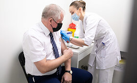Arvydas Anu&scaron;auskas pasiskiepijo nuo COVID-19 &bdquo;AstraZeneca&ldquo; vakcina