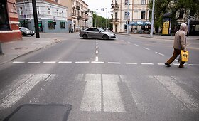 Nusitrynusi pianino klavi&scaron;ais papuo&scaron;ta perėja Pylimo gatvėje