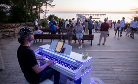 Pianistas Dzmitry grojantis prie Palangos tilto