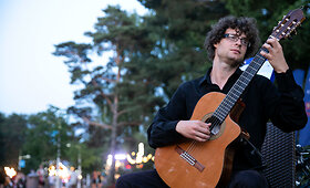 Gitaristas Lukas Isaak grojantis J.Basanavičiaus gatvėje