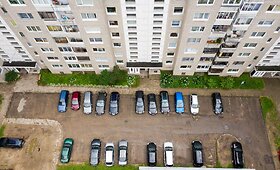 Automobiliai prie daugiabučių Vilniuje