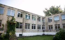 Mokykla Dieveni&scaron;kėse, kurioje planuojama apgyvendinti migrantus