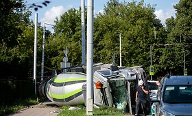 Vilniuje žiedinėje sankryžoje penktadienį apvirto betonvežis