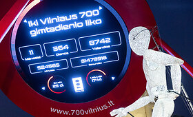 Katedros aik&scaron;tėje įžiebta &scaron;viesos instaliacija &ndash; laikrodis