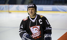 Ledo ritulio rungtynėse ant ledo pasirodė Darius Kasparaitis