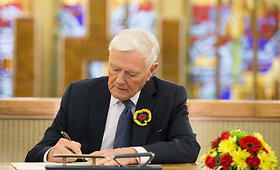 V.Adamkus pasira&scaron;ė Lietuvos Valstybės atkūrimo &scaron;imtmečio deklaraciją