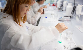 VU Gyvybės mokslų centre surengtas dirbtinių ikrų gamybos laboratorinis darbas