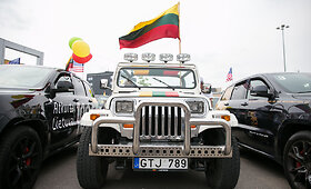 &Scaron;imtmečio dovana Lietuvai - daugiausiai JEEP automobolių papuo&scaron;tų Lietuvos tautine atributika