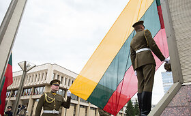 Valstybinės vėliavos pakėlimo ceremonija Nepriklausomybės aik&scaron;tėje