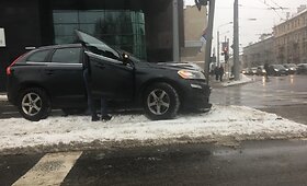 Sostinėje &bdquo;Volvo&ldquo; atsitrenkė į &scaron;viesoforą