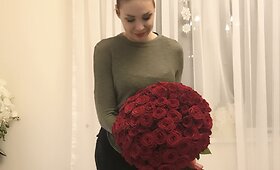 Natalija Bunkė su gerbėjo dovanotomis rožėmis