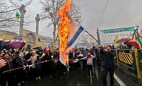 Iraniečiai mini 1979-ųjų Islamo revoliucijos pergalės dieną