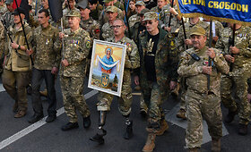 Tūkstančiai ukrainiečių protestuoja prie&scaron; numatomą karių atitraukimą i&scaron; Rytų Ukrainos