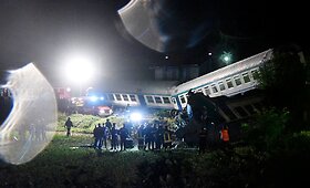 Italijoje traukiniui įsirėžus į Lietuvoje registruotą sunkvežimį žuvo du žmonės