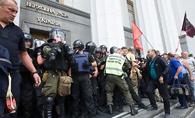 Ukrainoje prie parlamento kilo protestuotojų susirėmimai su pareigūnais