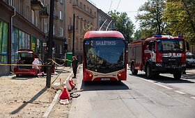 Jogailos gatvėje į stotelę rėžėsi automobilis