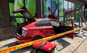 Vilniaus centre Toyota Prius įsirėžė į stotelę