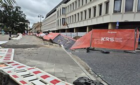 Stiprus vėjas Vilniuje varto daiktus